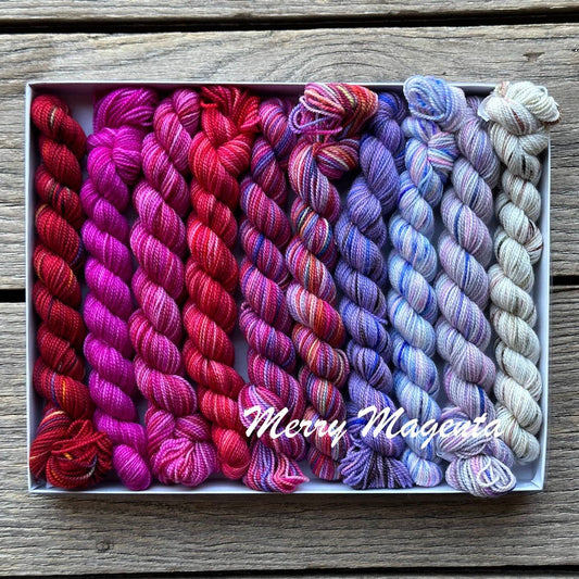 Koigu Wool Designs Holiday Pencil Boxes - set van 10 gekleurde wolstrengen: A Christmas Story