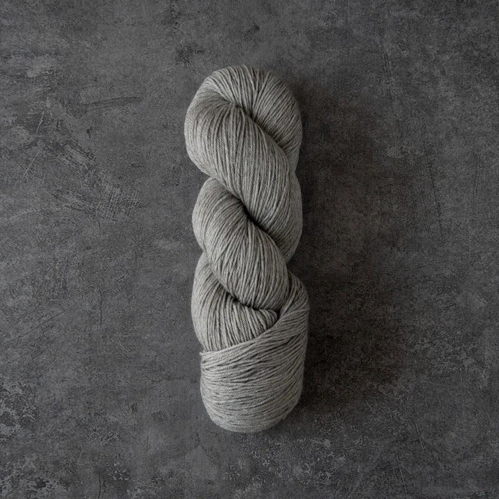 Liefde voor wol Knomad Yasmin – ongeverfd garen in naurel of grijs